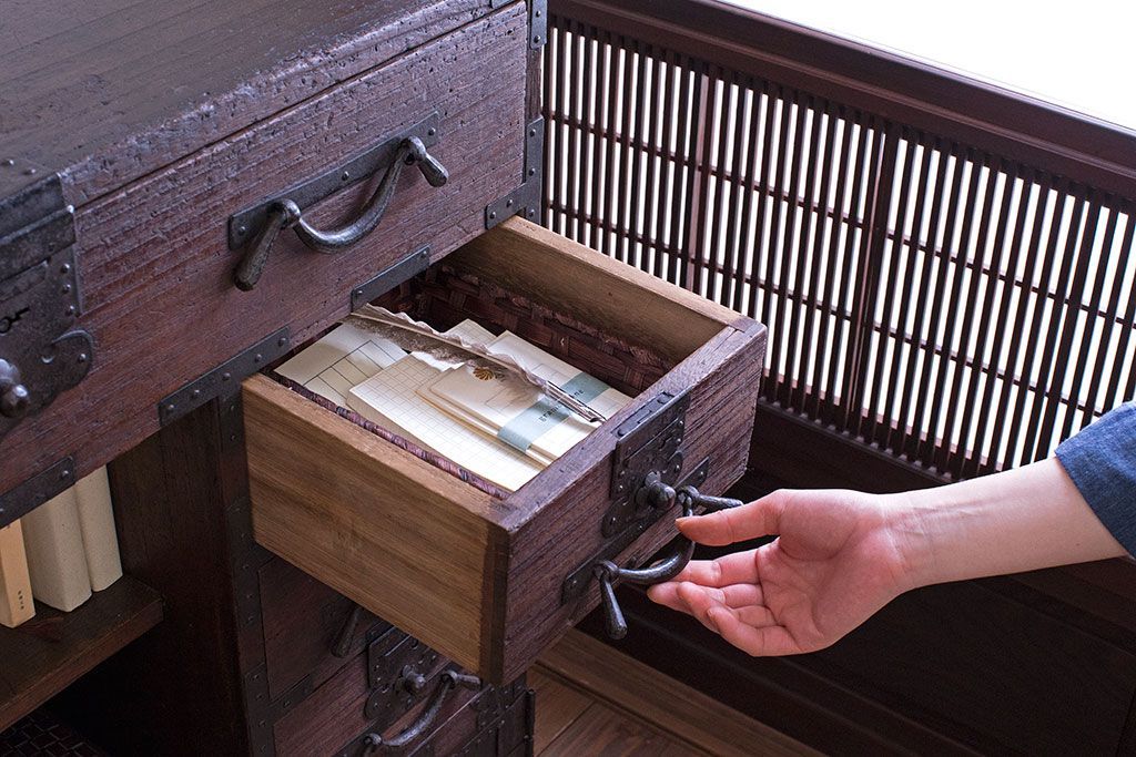 アンティーク家具　古民具・骨董　明治期　重厚な金具のアンティーク帳場箪笥