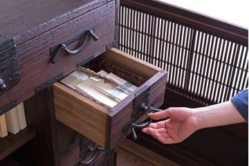 アンティーク家具　古民具・骨董　明治期　重厚な金具のアンティーク帳場箪笥