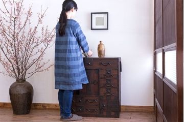 アンティーク家具　古民具・骨董　明治期　重厚な金具のアンティーク帳場箪笥