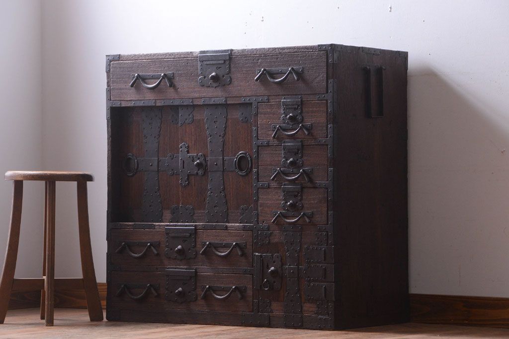 アンティーク家具　古民具・骨董　明治期　重厚な金具のアンティーク帳場箪笥