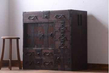 アンティーク家具　古民具・骨董　明治期　重厚な金具のアンティーク帳場箪笥