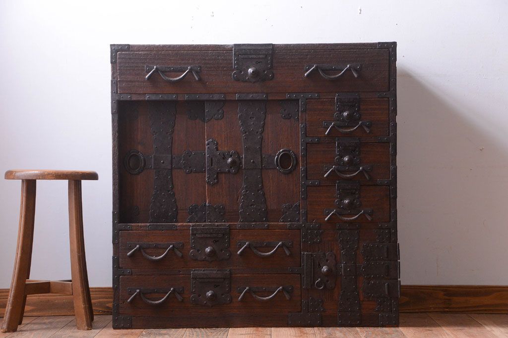 アンティーク家具　古民具・骨董　明治期　重厚な金具のアンティーク帳場箪笥