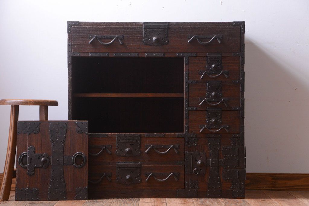 アンティーク家具　古民具・骨董　明治期　重厚な金具のアンティーク帳場箪笥
