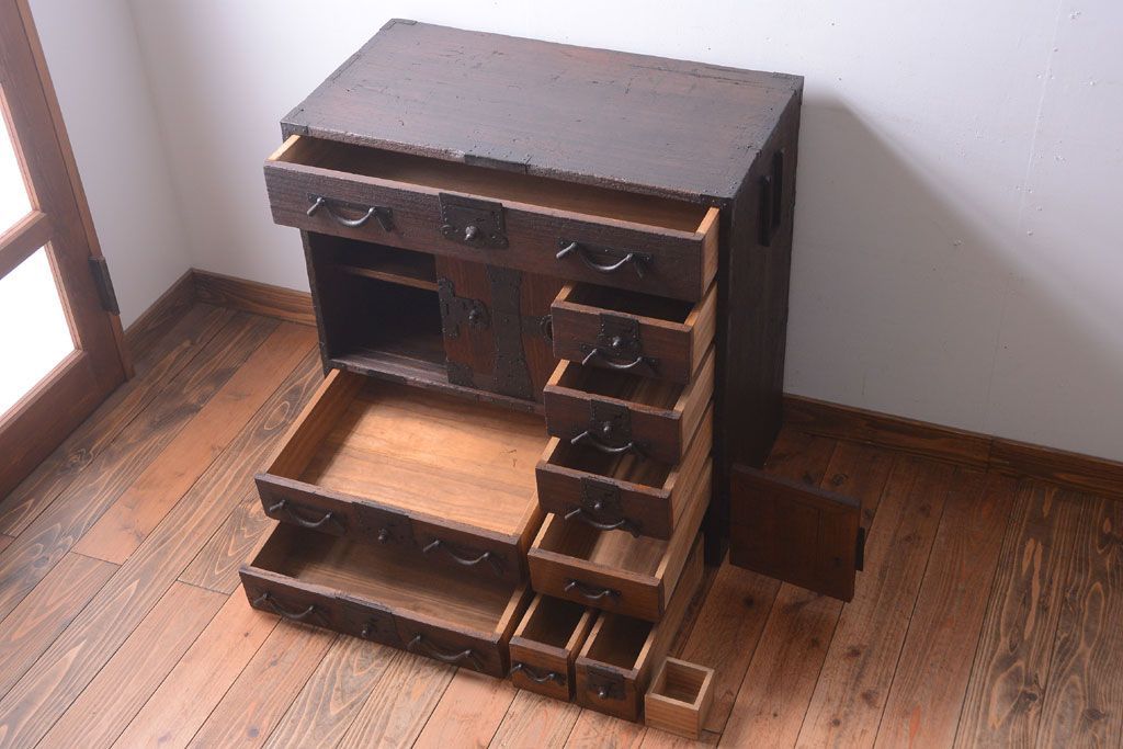 アンティーク家具　古民具・骨董　明治期　重厚な金具のアンティーク帳場箪笥