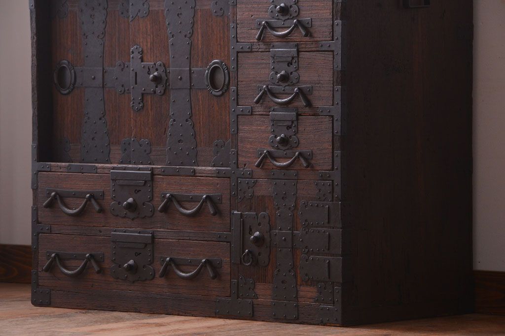 アンティーク家具　古民具・骨董　明治期　重厚な金具のアンティーク帳場箪笥