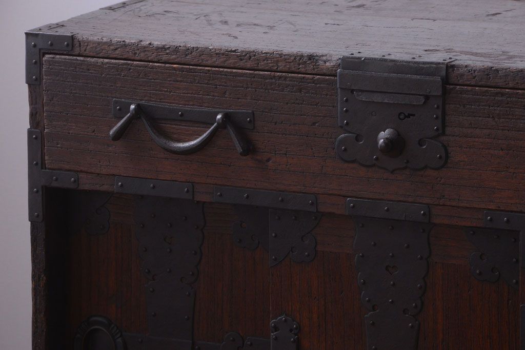 アンティーク家具　古民具・骨董　明治期　重厚な金具のアンティーク帳場箪笥