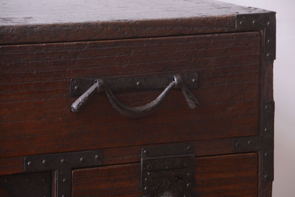 アンティーク家具　古民具・骨董　明治期　重厚な金具のアンティーク帳場箪笥