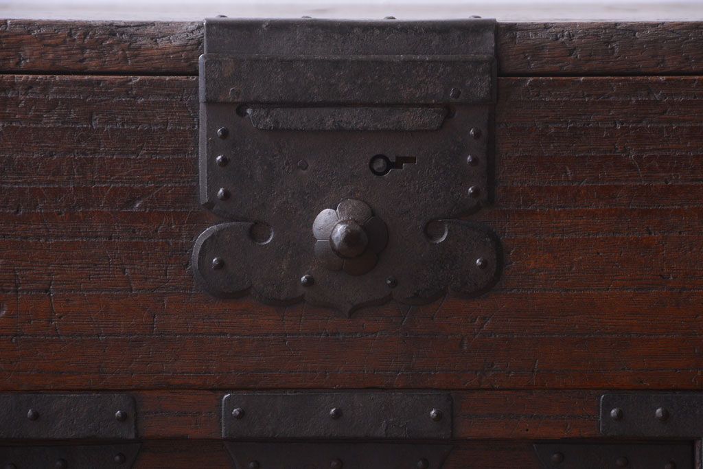 アンティーク家具　古民具・骨董　明治期　重厚な金具のアンティーク帳場箪笥