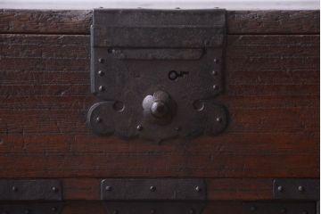 アンティーク家具　古民具・骨董　明治期　重厚な金具のアンティーク帳場箪笥