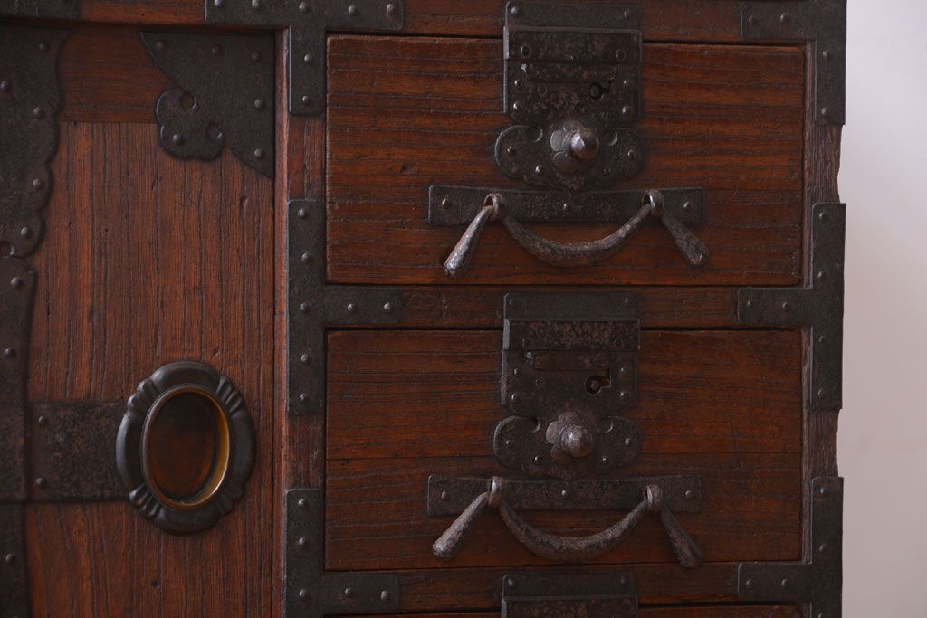 アンティーク家具　古民具・骨董　明治期　重厚な金具のアンティーク帳場箪笥