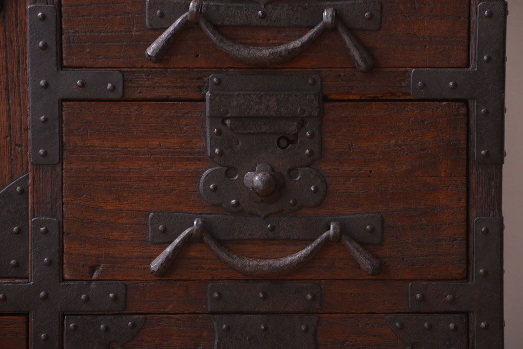 アンティーク家具　古民具・骨董　明治期　重厚な金具のアンティーク帳場箪笥