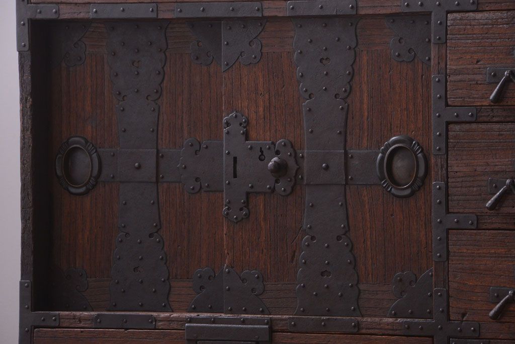 アンティーク家具　古民具・骨董　明治期　重厚な金具のアンティーク帳場箪笥