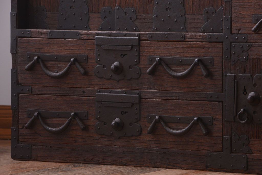 アンティーク家具　古民具・骨董　明治期　重厚な金具のアンティーク帳場箪笥