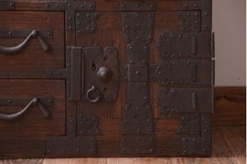 アンティーク家具　古民具・骨董　明治期　重厚な金具のアンティーク帳場箪笥