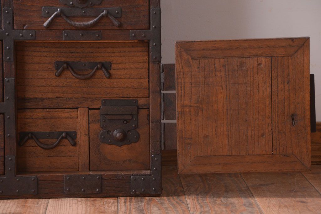 アンティーク家具　古民具・骨董　明治期　重厚な金具のアンティーク帳場箪笥