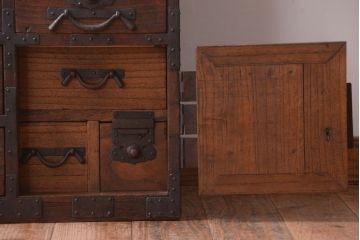 アンティーク家具　古民具・骨董　明治期　重厚な金具のアンティーク帳場箪笥