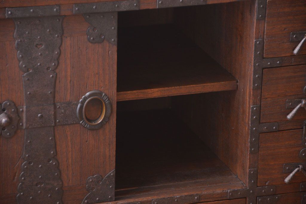 アンティーク家具　古民具・骨董　明治期　重厚な金具のアンティーク帳場箪笥