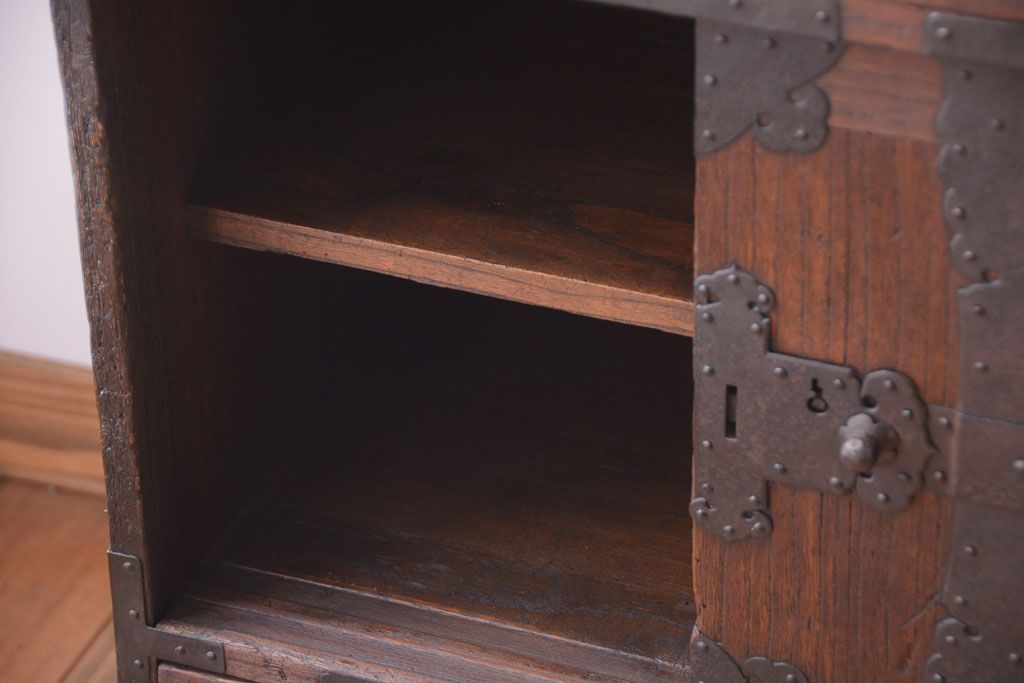 アンティーク家具　古民具・骨董　明治期　重厚な金具のアンティーク帳場箪笥
