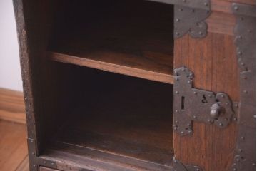 アンティーク家具　古民具・骨董　明治期　重厚な金具のアンティーク帳場箪笥