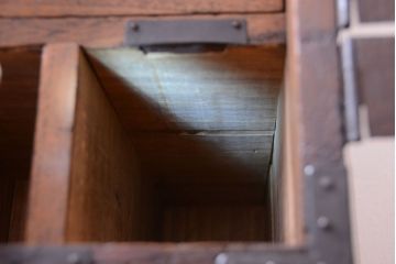 アンティーク家具　古民具・骨董　明治期　重厚な金具のアンティーク帳場箪笥