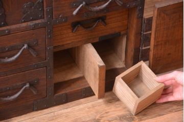 アンティーク家具　古民具・骨董　明治期　重厚な金具のアンティーク帳場箪笥