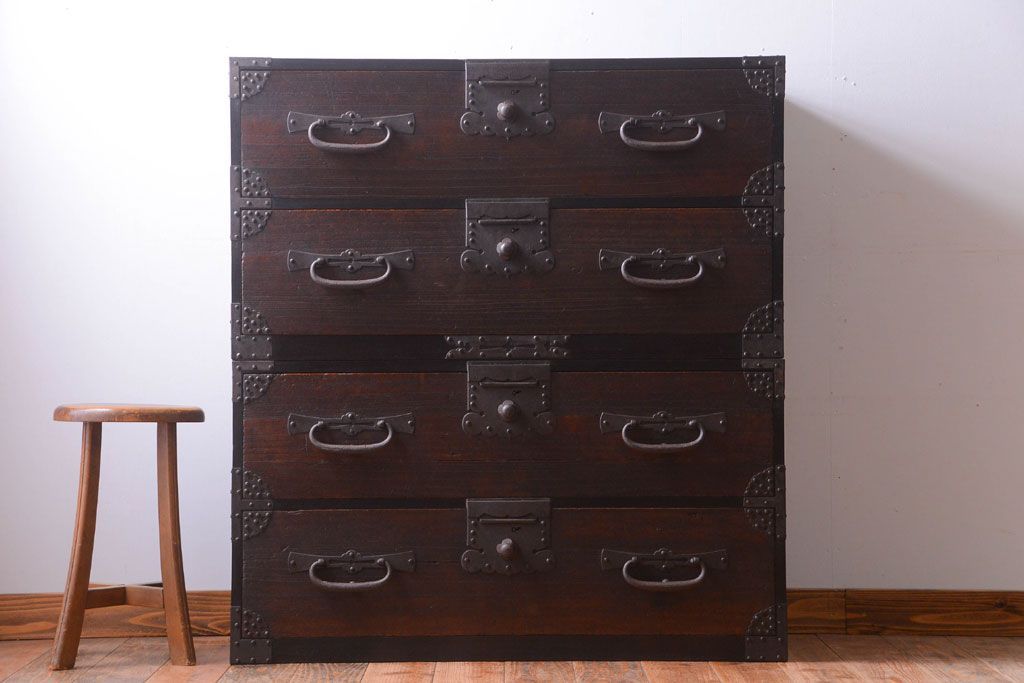 アンティーク家具　古民具・骨董　明治期　重厚な金具のアンティーク衣装箪笥