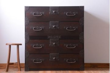 アンティーク家具　古民具・骨董　明治期　重厚な金具のアンティーク衣装箪笥