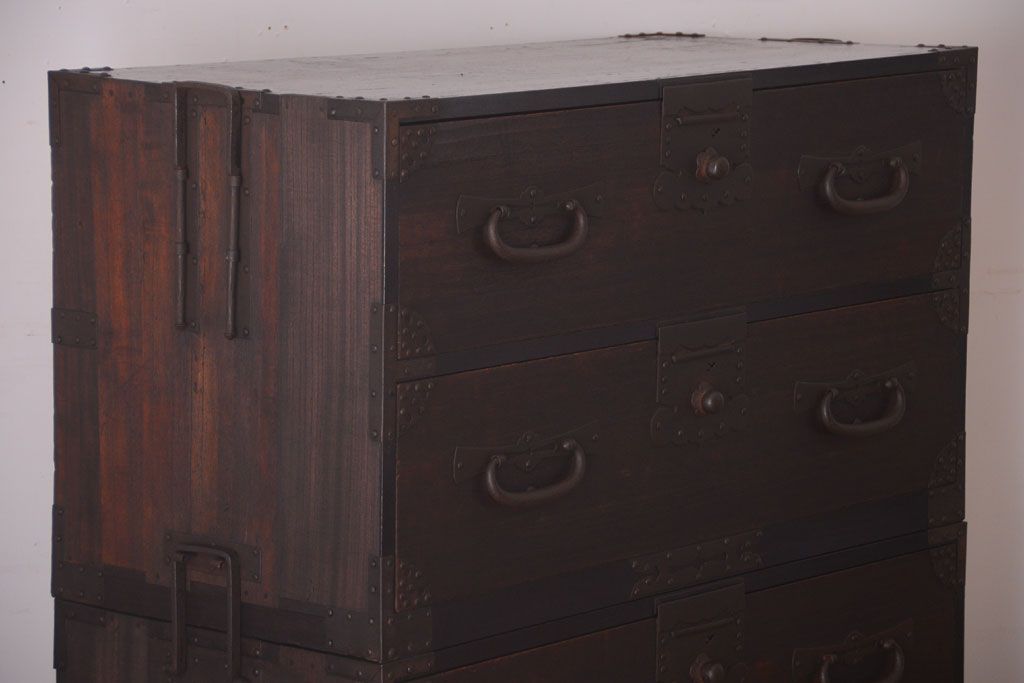 アンティーク家具　古民具・骨董　明治期　重厚な金具のアンティーク衣装箪笥