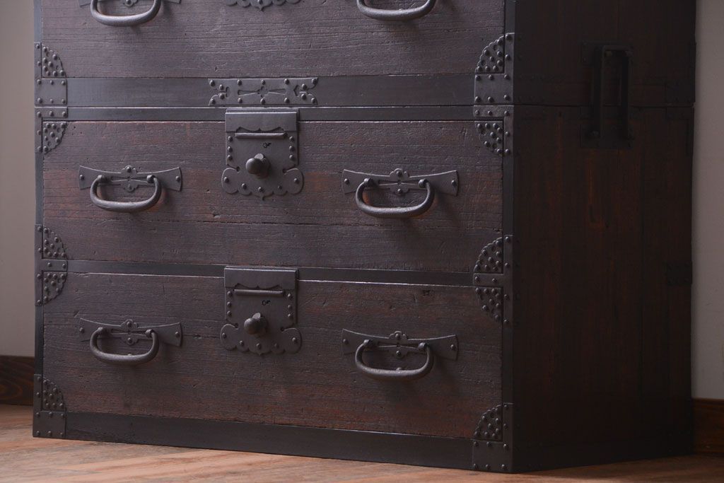 アンティーク家具　古民具・骨董　明治期　重厚な金具のアンティーク衣装箪笥