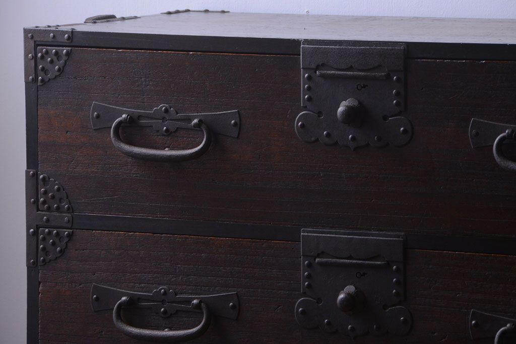 アンティーク家具　古民具・骨董　明治期　重厚な金具のアンティーク衣装箪笥