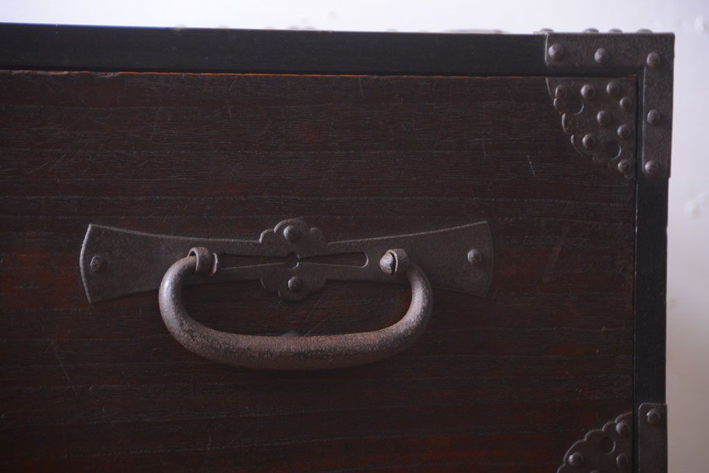アンティーク家具　古民具・骨董　明治期　重厚な金具のアンティーク衣装箪笥