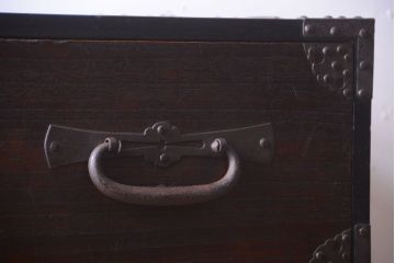 アンティーク家具　古民具・骨董　明治期　重厚な金具のアンティーク衣装箪笥