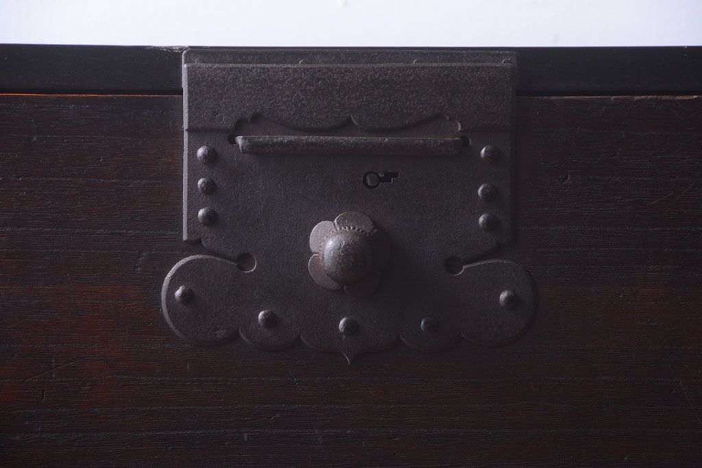 アンティーク家具　古民具・骨董　明治期　重厚な金具のアンティーク衣装箪笥
