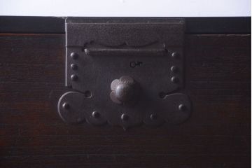 アンティーク家具　古民具・骨董　明治期　重厚な金具のアンティーク衣装箪笥