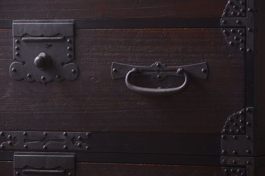 アンティーク家具　古民具・骨董　明治期　重厚な金具のアンティーク衣装箪笥