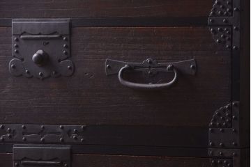 アンティーク家具　古民具・骨董　明治期　重厚な金具のアンティーク衣装箪笥
