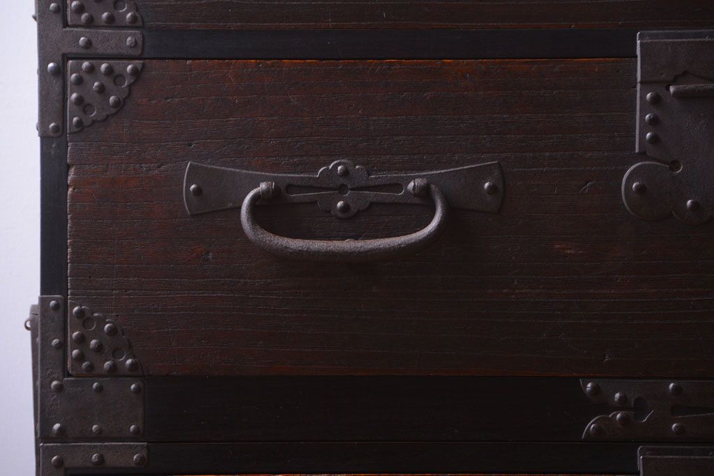 アンティーク家具　古民具・骨董　明治期　重厚な金具のアンティーク衣装箪笥