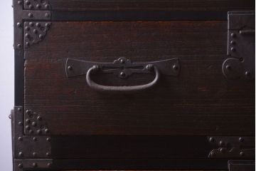 アンティーク家具　古民具・骨董　明治期　重厚な金具のアンティーク衣装箪笥