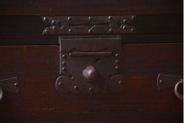 アンティーク家具　古民具・骨董　明治期　重厚な金具のアンティーク衣装箪笥