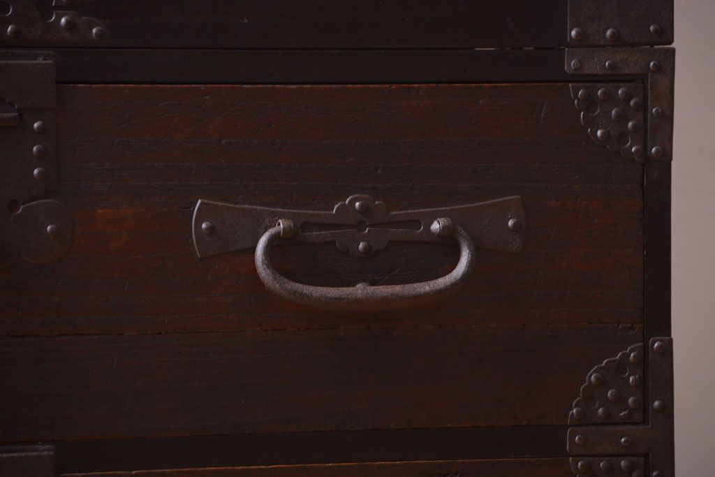 アンティーク家具　古民具・骨董　明治期　重厚な金具のアンティーク衣装箪笥