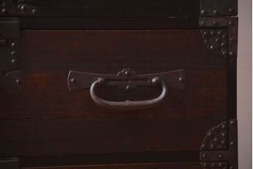 アンティーク家具　古民具・骨董　明治期　重厚な金具のアンティーク衣装箪笥