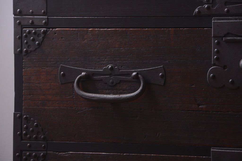 アンティーク家具　古民具・骨董　明治期　重厚な金具のアンティーク衣装箪笥