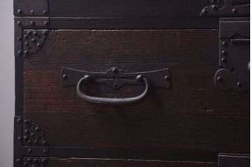 アンティーク家具　古民具・骨董　明治期　重厚な金具のアンティーク衣装箪笥