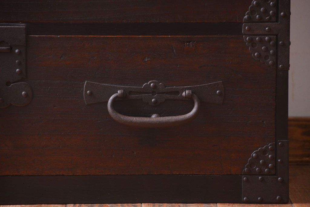 アンティーク家具　古民具・骨董　明治期　重厚な金具のアンティーク衣装箪笥