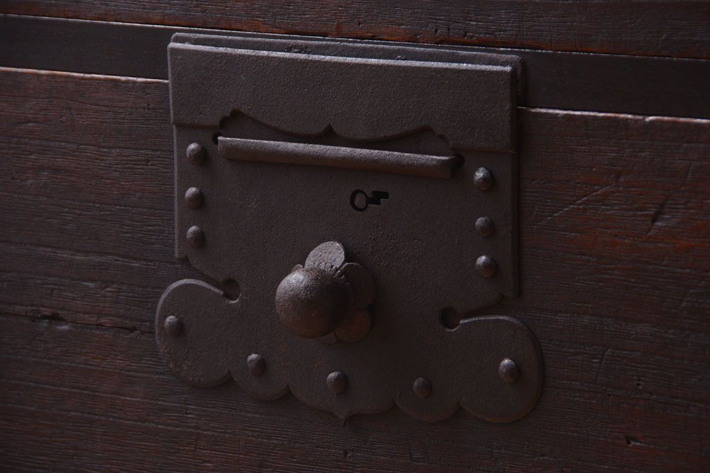 アンティーク家具　古民具・骨董　明治期　重厚な金具のアンティーク衣装箪笥