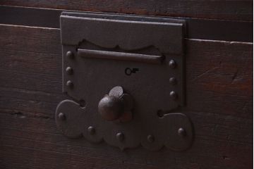 アンティーク家具　古民具・骨董　明治期　重厚な金具のアンティーク衣装箪笥