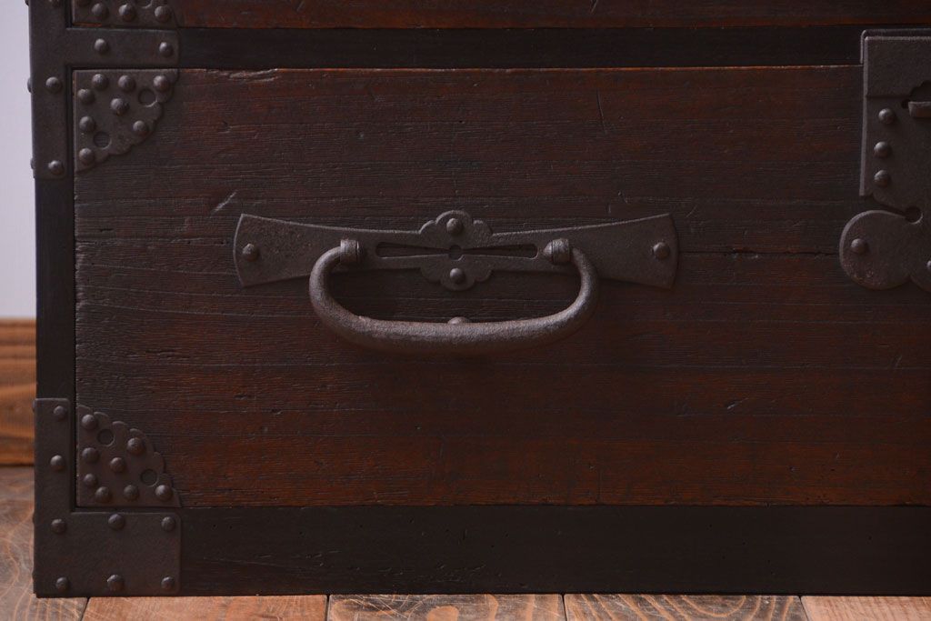 アンティーク家具　古民具・骨董　明治期　重厚な金具のアンティーク衣装箪笥
