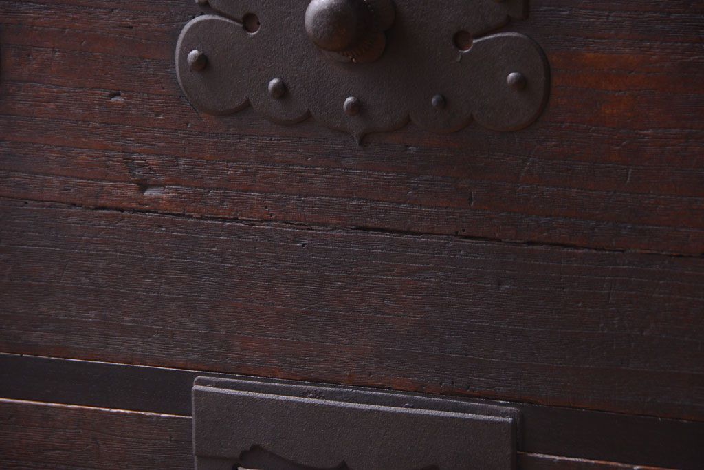 アンティーク家具　古民具・骨董　明治期　重厚な金具のアンティーク衣装箪笥