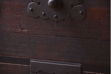 アンティーク家具　古民具・骨董　明治期　重厚な金具のアンティーク衣装箪笥