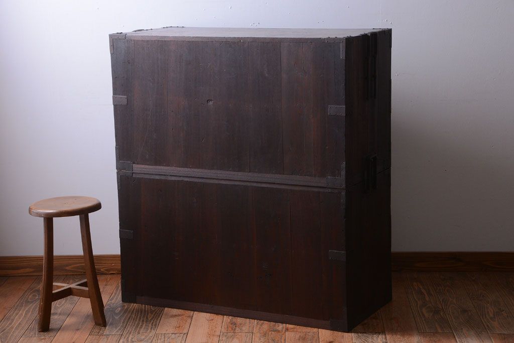 アンティーク家具　古民具・骨董　明治期　重厚な金具のアンティーク衣装箪笥